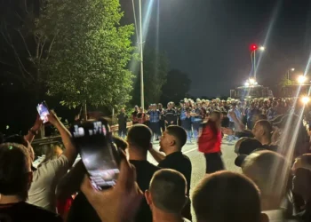 Protesters block the Tirana-Durres highway at midnight, they stopped in front of the airport – Shqip.com