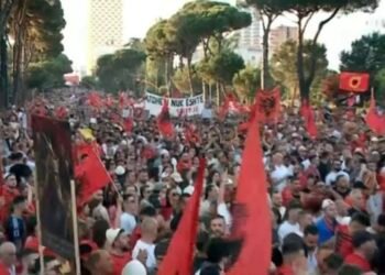 Thousands of protesters in Tirana, the diaspora join the march towards the Prime Minister’s office – Shqip.com