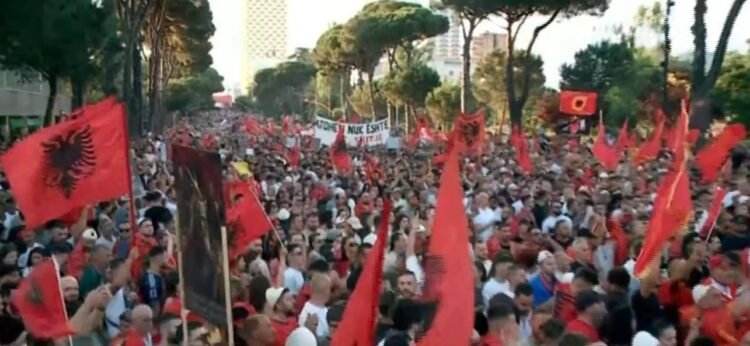 Thousands of protesters in Tirana, the diaspora join the march towards the Prime Minister’s office – Shqip.com