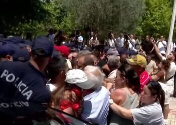 Protesters try to block the entrance to the Assembly, physical clashes with the police, Rapid Intervention Forces arrive – Shqip.com