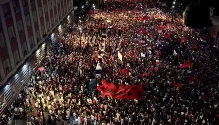 Who is protesting in Tirana? The paradox of a revolt with left-wing roots but against the SP in power and is the DP in danger of melting? – Shqip.com