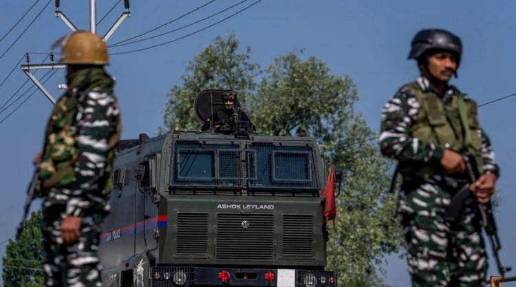 Jawans storm Kashmir police station, Rashtriya Rifles Commanding Officer booked | India News