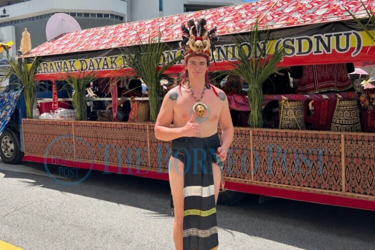 Foreign visitors captivated by Sarawak’s Niti Daun Parade, Gawai spirit