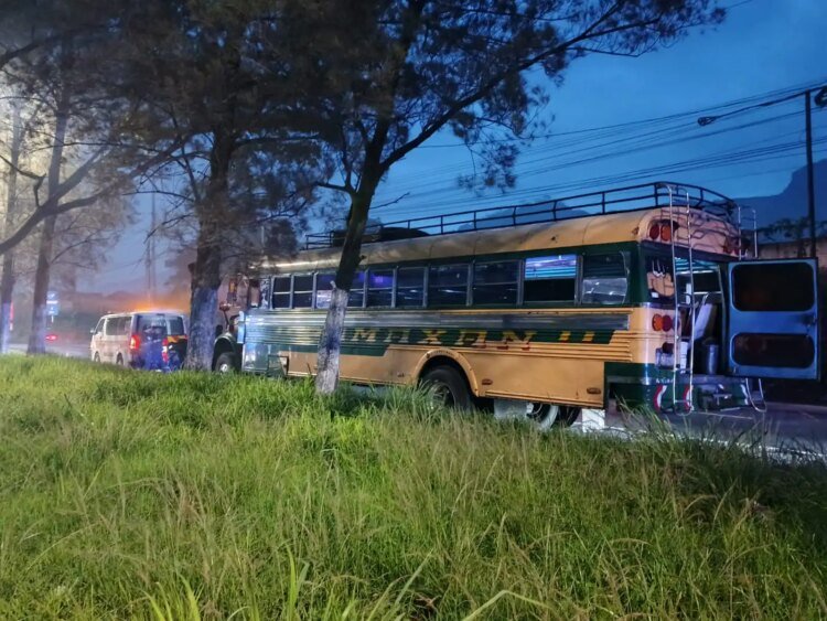 Two men die in armed attacks on a bus en route to the Pacific and in Mixco