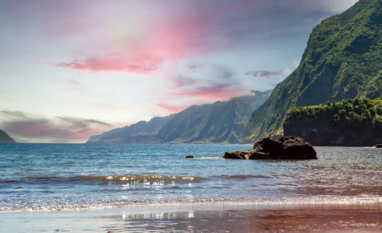 The British discovered the “European Hawaii”, accommodation is cheap, beer 5 KM, a meal in a restaurant around 20