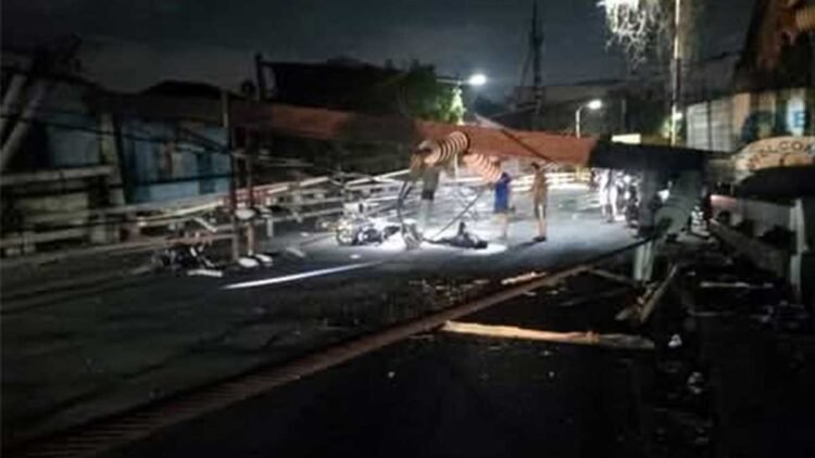 Marala Bridge in Navotas closed after electric post falls