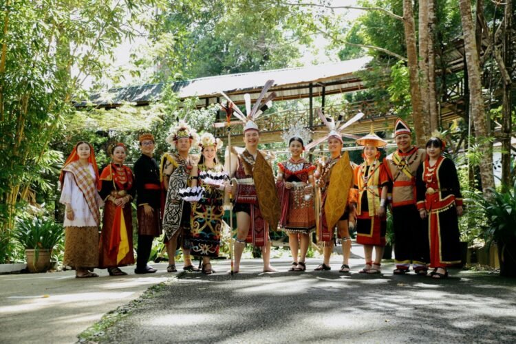 Traditional attire photoshoots could become new tourism product in Miri, says deputy minister