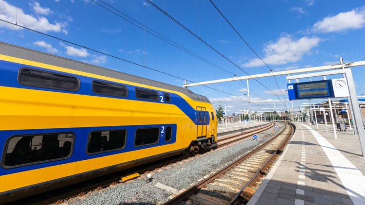 No trains between Amsterdam and Utrecht after lightning strike