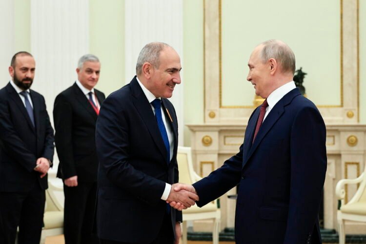Pashinyan congratulated Putin on Russia Day