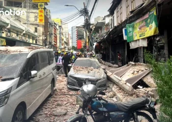 Building collapse near Wat Traimit kills one man