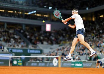 Zverev powers into French Open semis