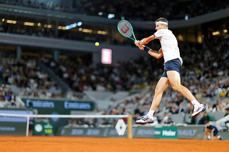 Zverev powers into French Open semis