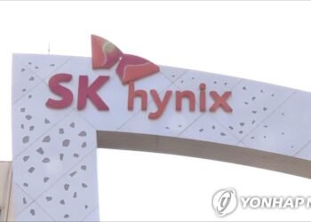(LEAD) SK hynix beats Samsung Electronics in market cap to become most valuable company