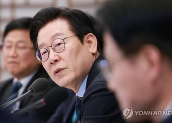 Samsung, SK hynix to unveil investment plans this week: presidential office