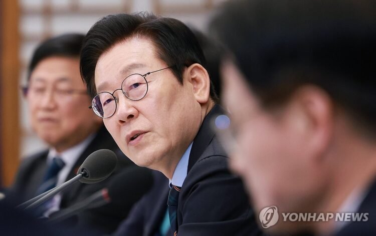 Samsung, SK hynix to unveil investment plans this week: presidential office