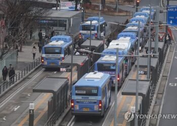 Seoul city council passes ordinance on free bus rides for people 70 and over