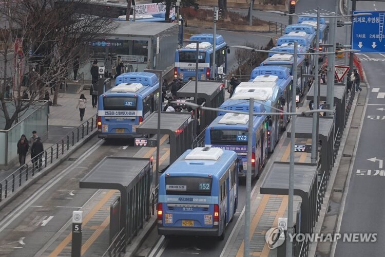 Seoul city council passes ordinance on free bus rides for people 70 and over
