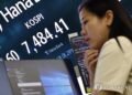 (2nd LD) KOSPI crashes over 8 pct on tech hemorrhage, U.S. rate woes; won rises after verbal intervention