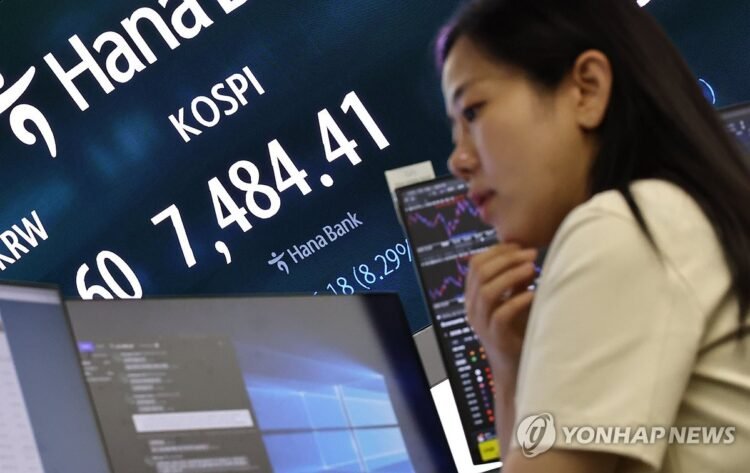 (2nd LD) KOSPI crashes over 8 pct on tech hemorrhage, U.S. rate woes; won rises after verbal intervention