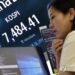 (2nd LD) KOSPI crashes over 8 pct on tech hemorrhage, U.S. rate woes; won rises after verbal intervention
