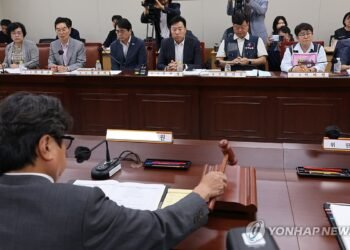 Labor groups demand minimum wage of 12,000 won in 16.3 pct increase