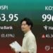 (2nd LD) Seoul shares close higher as AI woes ease amid Middle East uncertainties