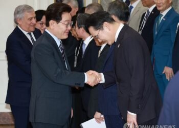 (LEAD) President, Samsung Electronics chief discuss chip cluster investment in southern region