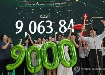 Seoul stocks open at fresh record high on continued chip rally