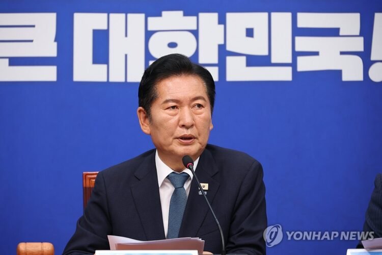 (LEAD) Ruling party chief resigns, expected to seek reelection for another term