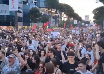“Against Edi Rama and Pro-America!” – Albanian citizens in the square, with anti-government banners and US flags