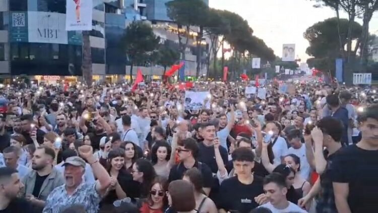“Against Edi Rama and Pro-America!” – Albanian citizens in the square, with anti-government banners and US flags