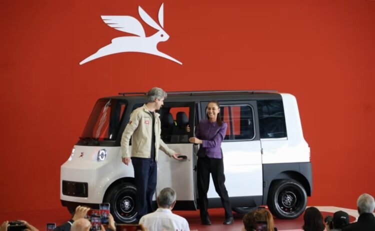 Sheinbaum tests the “Olinia” vehicle at the Santa Lucía Military Base