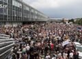 Thousands of people arrived in front of CT to support her. The government wants to gain control, said Minář
