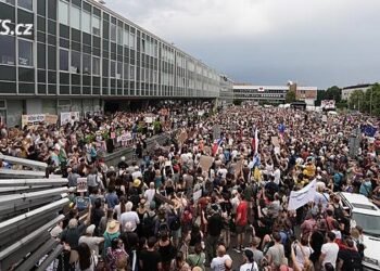 Thousands of people arrived in front of CT to support her. The government wants to gain control, said Minář