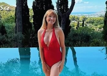 Slim and seductive even at 75 years old. Bondgirl Jane Seymour eats one meal a day