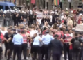 The protesters break the metal fence, the police officers withdraw, the rain-throwing machines try to remove them from the perimeter of the Prime Minister’s Office