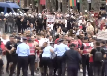 The protesters break the metal fence, the police officers withdraw, the rain-throwing machines try to remove them from the perimeter of the Prime Minister’s Office