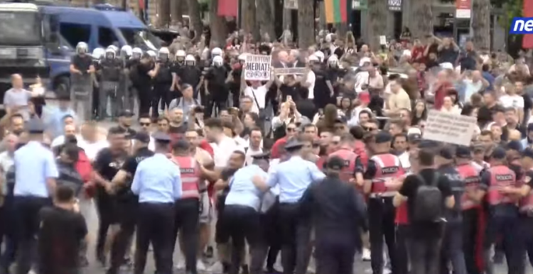 The protesters break the metal fence, the police officers withdraw, the rain-throwing machines try to remove them from the perimeter of the Prime Minister’s Office