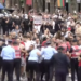The protesters break the metal fence, the police officers withdraw, the rain-throwing machines try to remove them from the perimeter of the Prime Minister’s Office