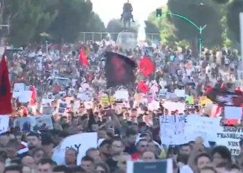 “At first they told us that we are Greeks, now they took us out as Iranians!”- The sixth protest in Tirana, the citizen: Prime Minister, we have only one request, resign!