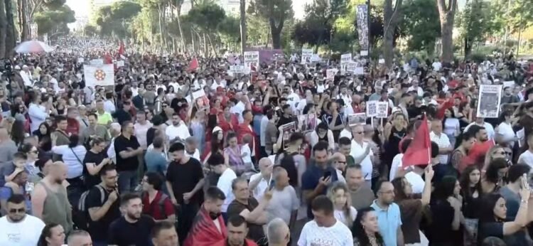 Protest, journalist Klevi Muka reads Kim Mehmet’s message: Protect Albania from the ‘alliance of filth’ and return it to the Albanians