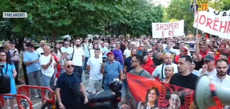 “Give up the mandates!”- The 19th protest for Rama’s resignation, citizens gather in front of the Parliament: Down with the government!