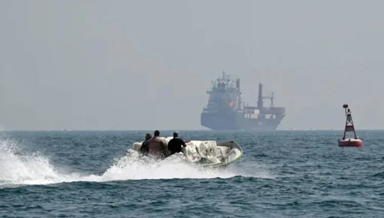The difference in the impact of closing the Strait of Hormuz and Bab al-Mandab on global trade
