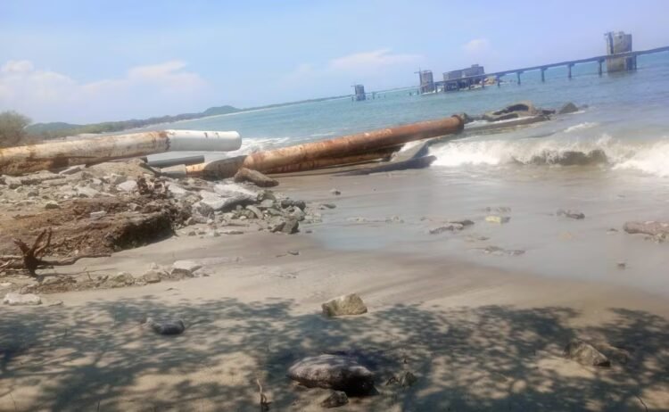 Fishermen claim Pemex for spills in Salina Cruz, Oaxaca
