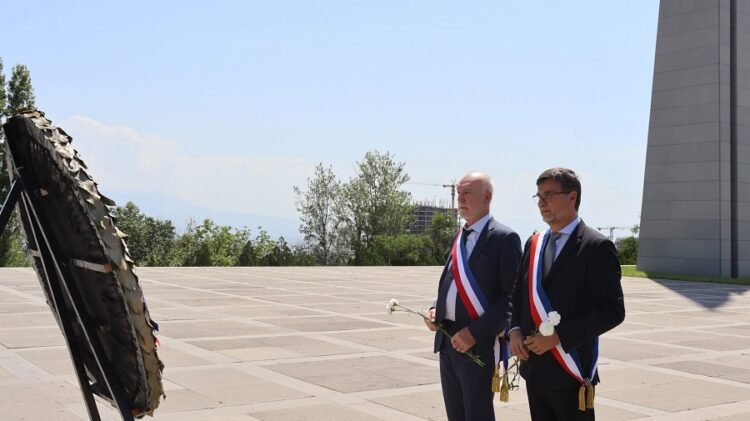 Vienna Mayor Thierry Kovacs visited the Armenian Genocide Memorial