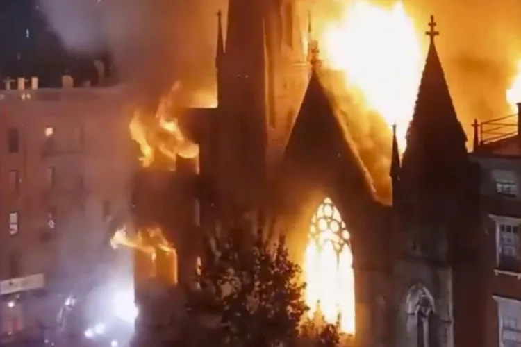 In New York, a fire broke out in a church with the status of a historical monument, the bell tower collapsed