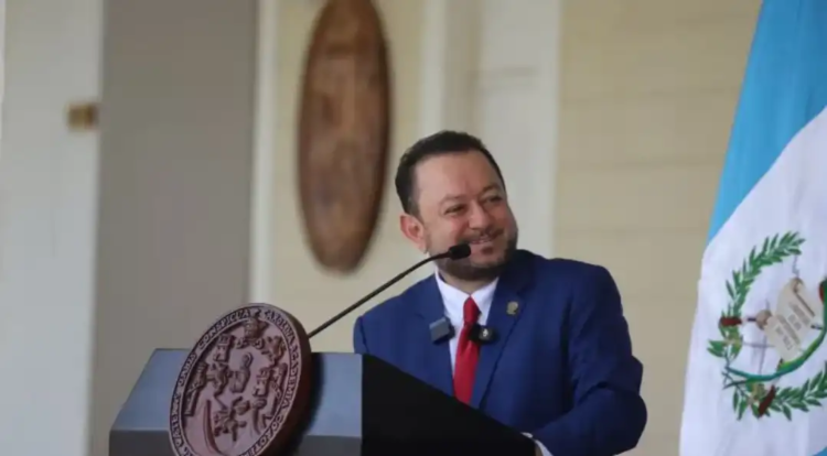 CC signs resolutions that support the re-election of Walter Mazariegos as rector of the Usac