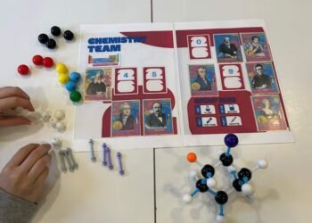 Figurine fever: teachers take the opportunity to teach – National