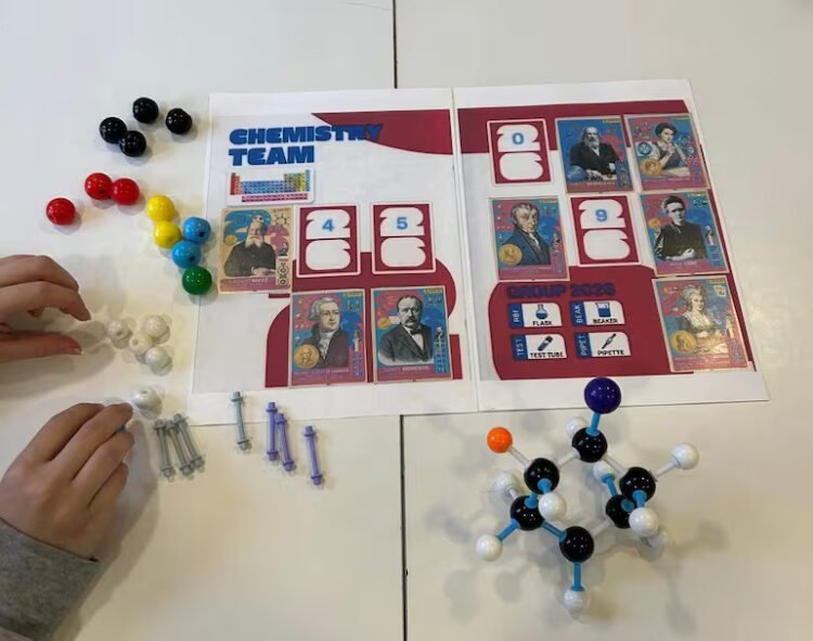 Figurine fever: teachers take the opportunity to teach – National