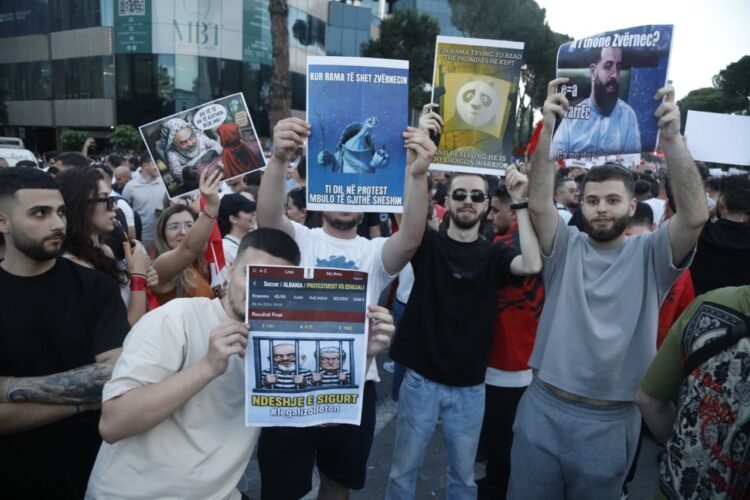 VIDEO+PHOTO/ The 9th protest for the resignation of the Prime Minister, the spicy banners from thousands of citizens in the square: Lali, lali o legen, wait for Rama, he is coming!